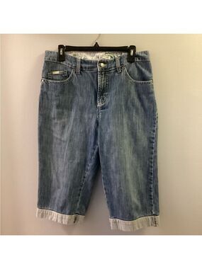 Lee just below the waist medium wash jean capris Woman’s size 12M